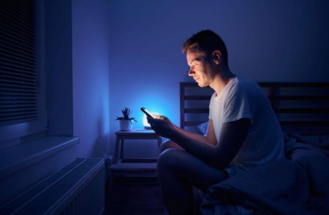 Arbeitsplatz mit mehreren offenen Lernmaterialien